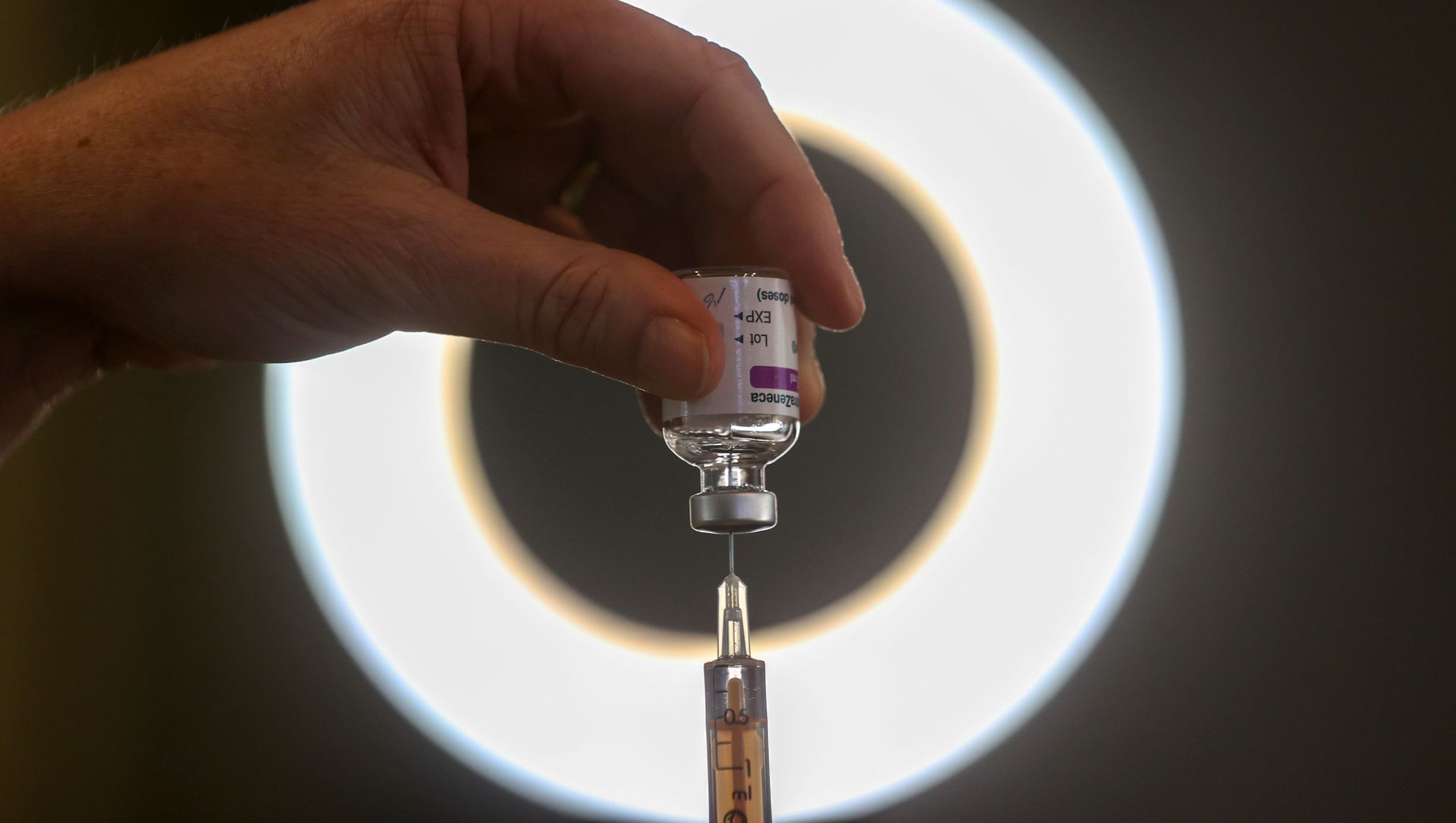 A health official prepares a dose of COVID-19 vaccine at a community vaccination centre at Hartlepool Town Hall, amid the outbreak of coronavirus disease (COVID-19) in Hartlepool, Britain, 31 January 2021 A health official prepares a dose of COVID-19 vaccine at a community vaccination centre at Hartlepool Town Hall, amid the outbreak of coronavirus disease (COVID-19) in Hartlepool, Britain, 31 January 2021 - Sputnik International, 1920, 28.03.2021
