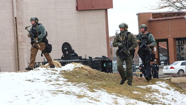 Law enforcement officers sweep the area outside of a King Soopers grocery store, which was the site of a shooting in Boulder, Colorado, U.S. March 22, 2021 - Sputnik International