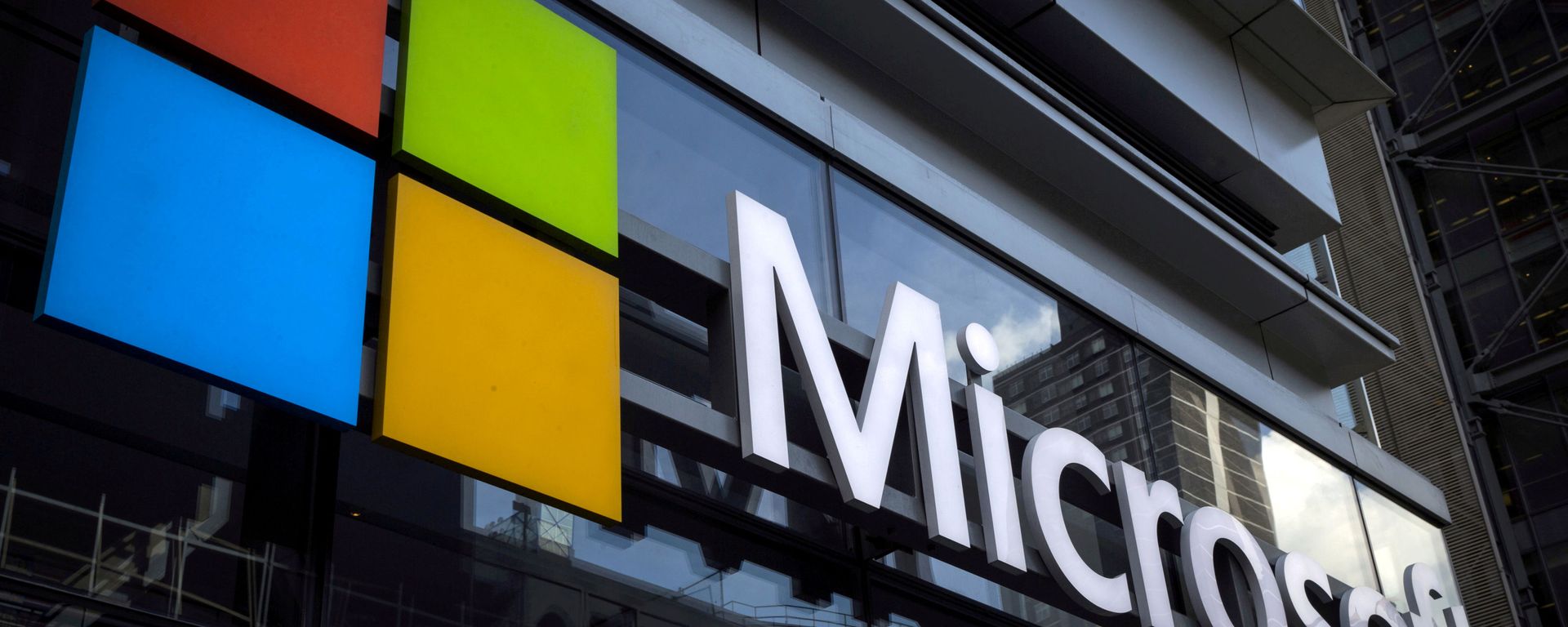 A Microsoft logo is seen on an office building in New York City - Sputnik International, 1920, 14.01.2022