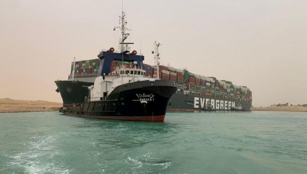  A container ship which was hit by strong wind and ran aground is pictured in Suez Canal, Egypt March 24, 202 - Sputnik International