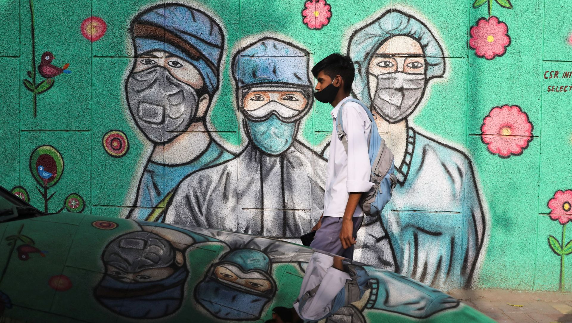 A boy walks past a graffiti amidst the spread of the coronavirus disease (COVID-19) on a street in New Delhi, India, March 22, 2021 A boy walks past a graffiti amidst the spread of the coronavirus disease (COVID-19) on a street in New Delhi, India, March 22, 2021 - Sputnik International, 1920, 24.05.2021