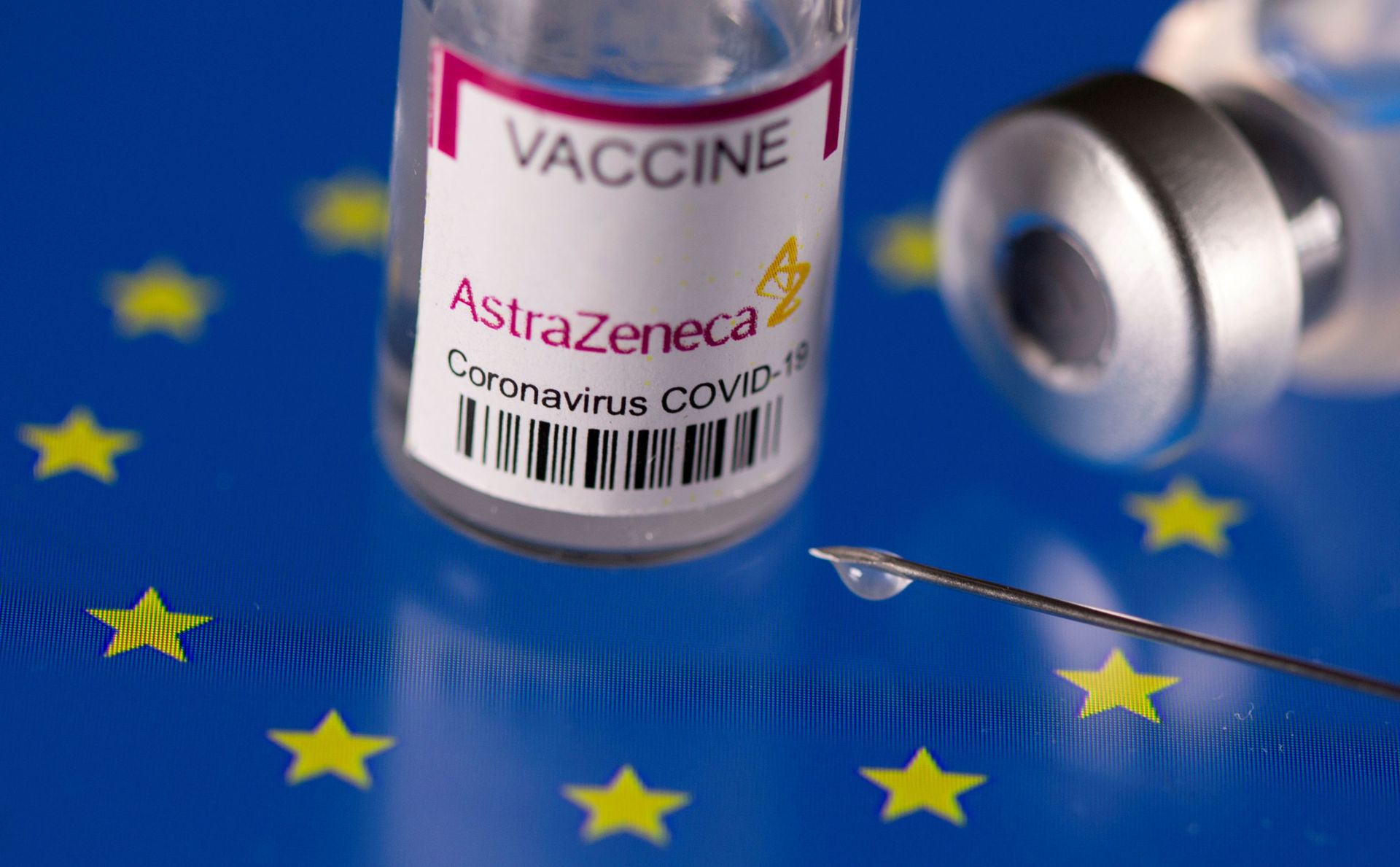 FILE PHOTO: Vials labelled AstraZeneca coronavirus disease (COVID-19) vaccine placed on displayed EU flag are seen in this illustration picture - Sputnik International, 1920, 07.10.2021