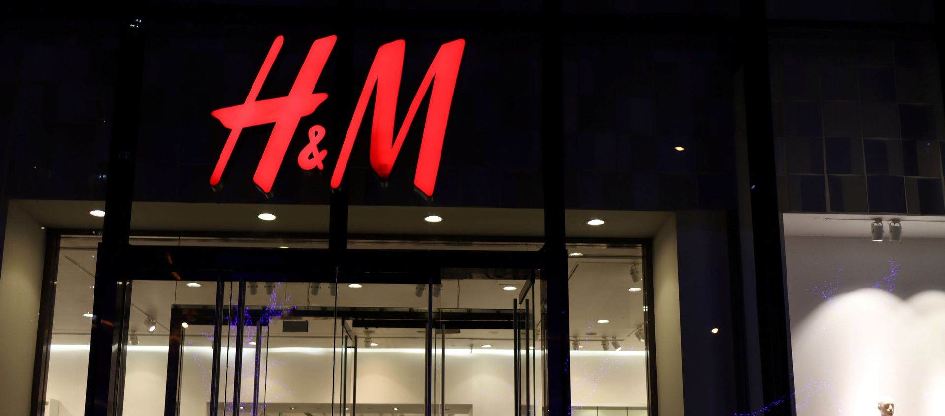A woman enters a branch of Swedish fashion retailer H&M at a shopping mall in Beijing, China, 24 March 2021. A woman enters a branch of Swedish fashion retailer H&M at a shopping mall in Beijing, China, 24 March 2021. - Sputnik International, 1920, 26.03.2021