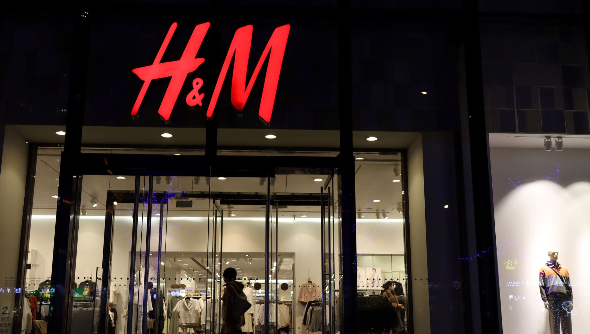 A woman enters a store of the Swedish fashion retailer H&M at a shopping mall in Beijing, China March 24, 2021. A woman enters a store of the Swedish fashion retailer H&M at a shopping mall in Beijing, China March 24, 2021. - Sputnik International, 1920, 24.03.2021