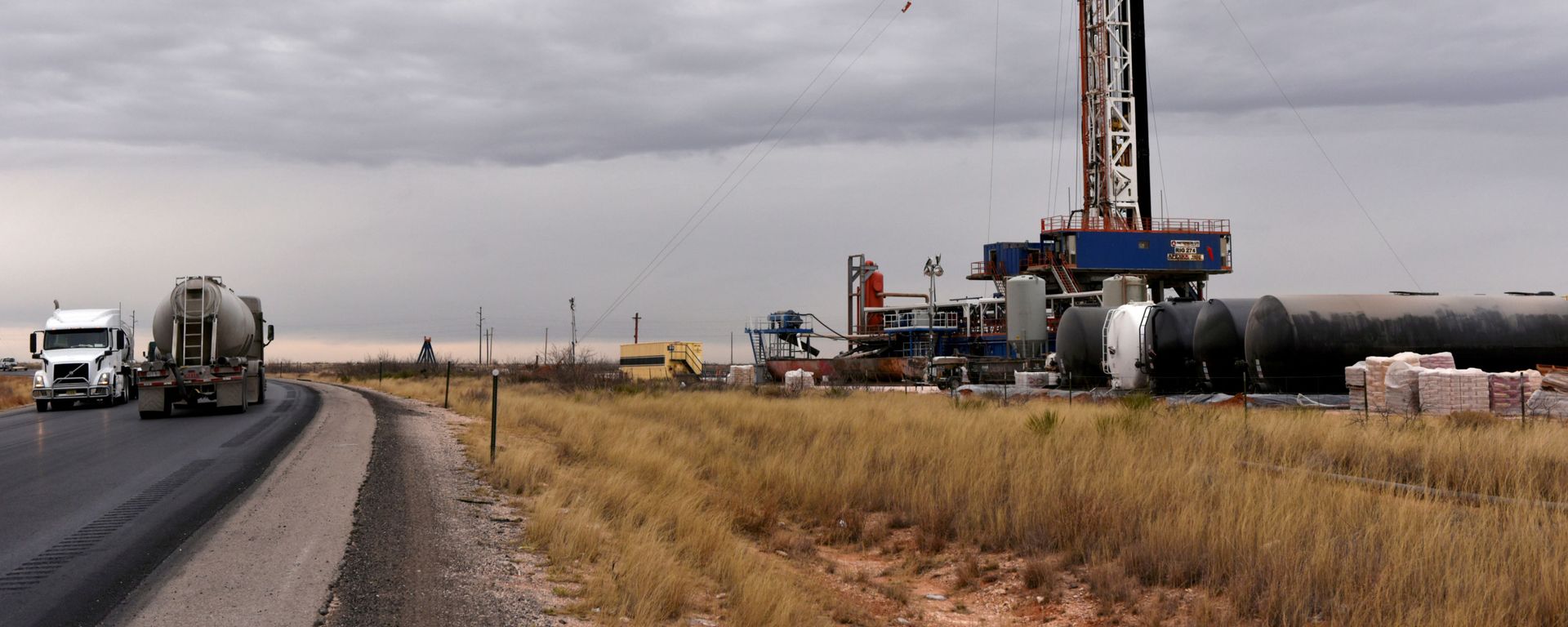 A drilling rig operates in the Permian Basin oil and natural gas production area in Lea County, New Mexico, U.S., February 10, 2019. A drilling rig operates in the Permian Basin oil and natural gas production area in Lea County, New Mexico, U.S., February 10, 2019. - Sputnik International, 1920, 26.11.2021