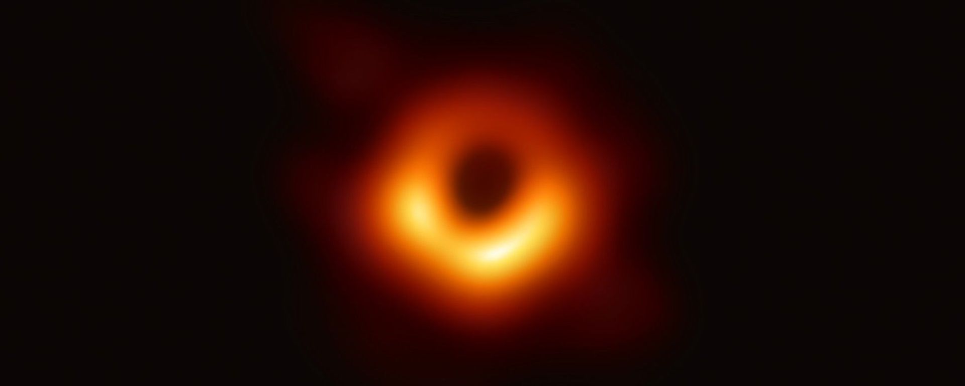 Using the Event Horizon Telescope, scientists obtained an image of the black hole at the center of galaxy M87, outlined by emission from hot gas swirling around it under the influence of strong gravity near its event horizon. - Sputnik International, 1920, 16.04.2021