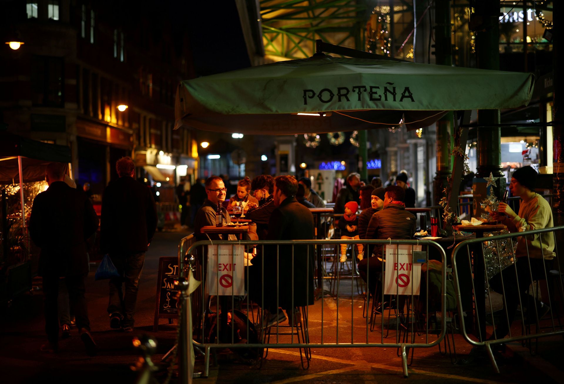 FILE PHOTO: People drink outside a bar as the spread of the coronavirus disease (COVID-19) continues, in London, Britain, December 15, 2020 FILE PHOTO: People drink outside a bar as the spread of the coronavirus disease (COVID-19) continues, in London, Britain, December 15, 2020 - Sputnik International, 1920, 02.12.2021