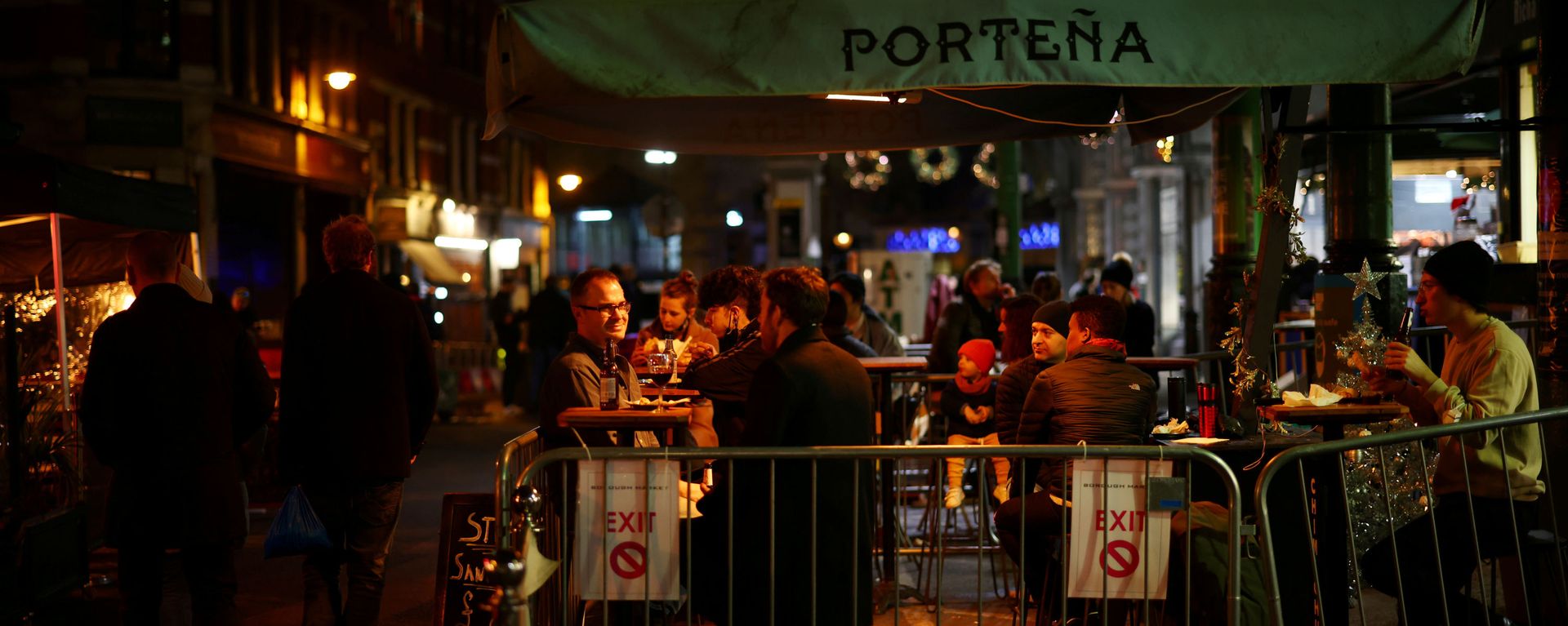 FILE PHOTO: People drink outside a bar as the spread of the coronavirus disease (COVID-19) continues, in London, Britain, December 15, 2020 FILE PHOTO: People drink outside a bar as the spread of the coronavirus disease (COVID-19) continues, in London, Britain, December 15, 2020 - Sputnik International, 1920, 25.03.2021