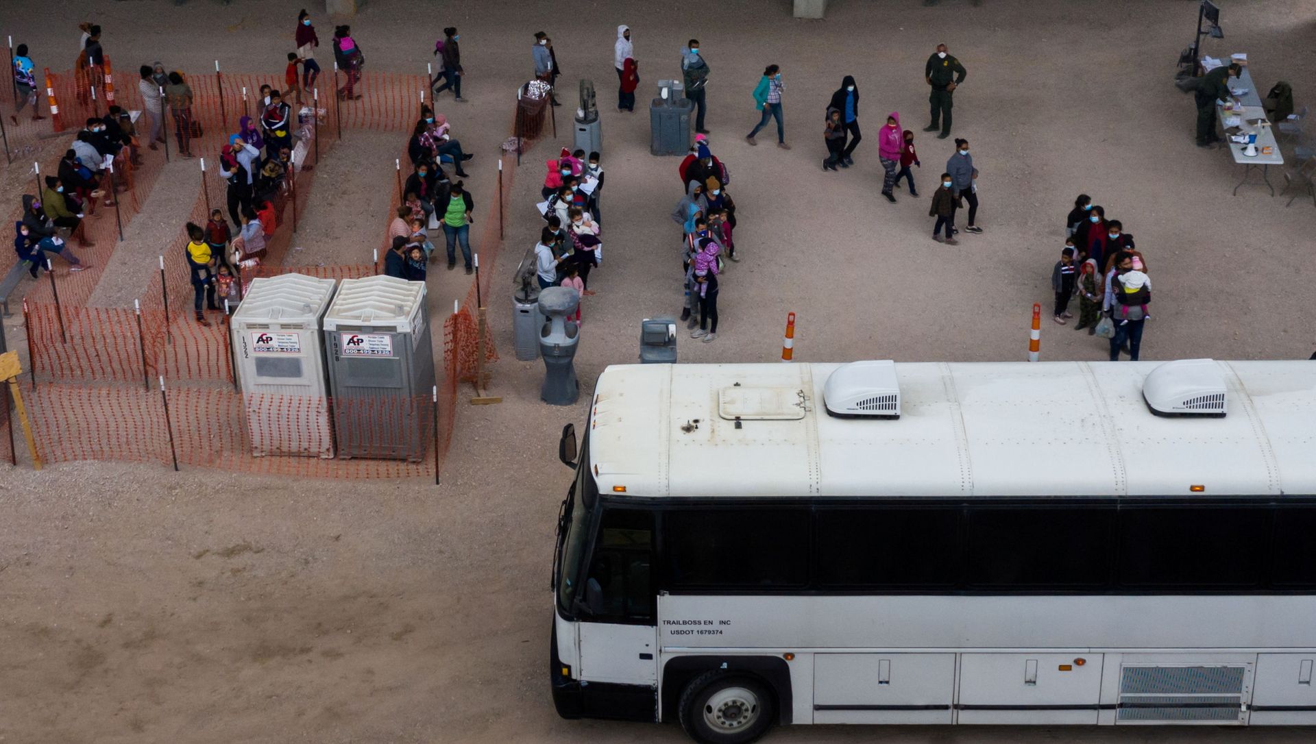 Asylum seeking migrant families from Central America line up to be transported from a make shift U.S. Customs and Border Protection processing center under the Anzalduas International Bridge after crossing the Rio Grande river into the United States from Mexico in Granjeno, Texas, U.S., March 24, 2021 Asylum seeking migrant families from Central America line up to be transported from a make shift U.S. Customs and Border Protection processing center under the Anzalduas International Bridge after crossing the Rio Grande river into the United States from Mexico in Granjeno, Texas, U.S., March 24, 2021 - Sputnik International, 1920, 25.03.2021