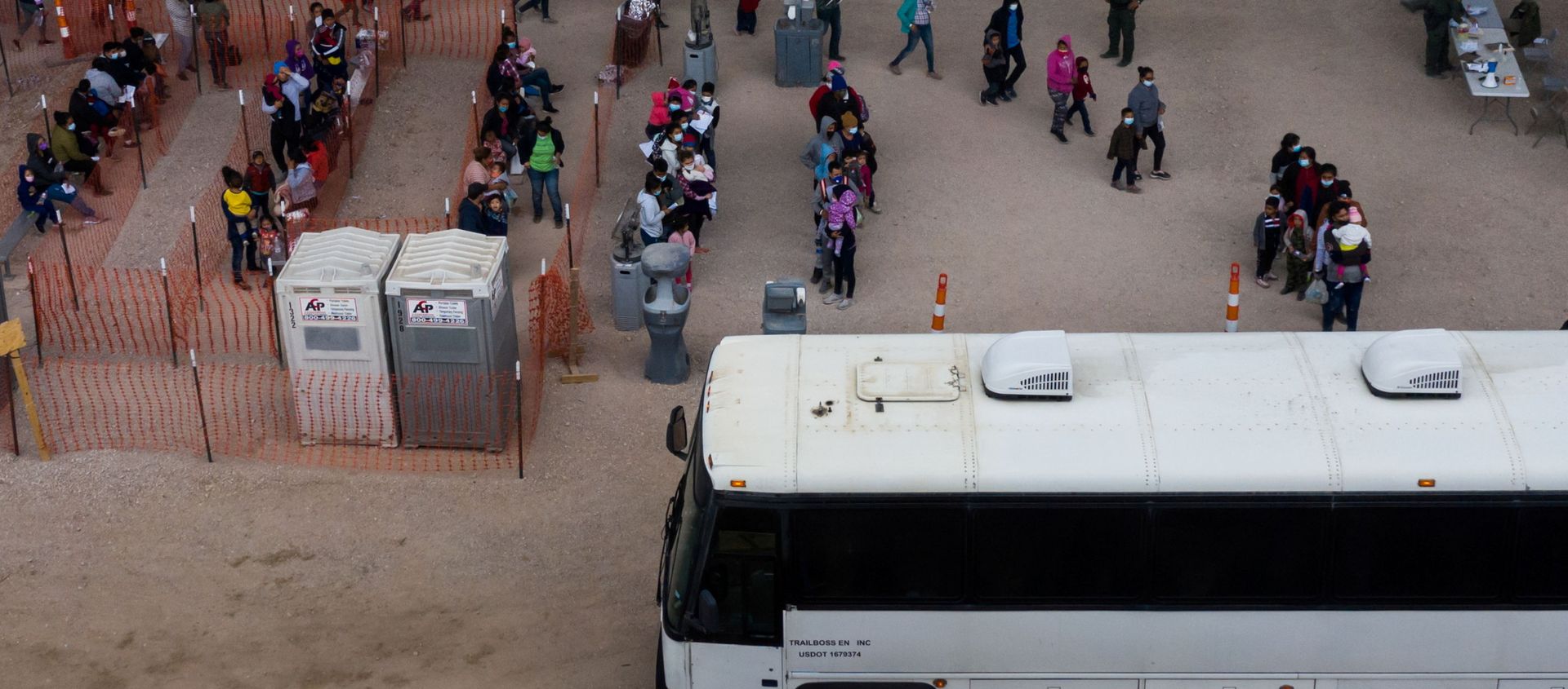 Asylum seeking migrant families from Central America line up to be transported from a make shift U.S. Customs and Border Protection processing center under the Anzalduas International Bridge after crossing the Rio Grande river into the United States from Mexico in Granjeno, Texas, U.S., March 24, 2021 - Sputnik International, 1920, 25.03.2021