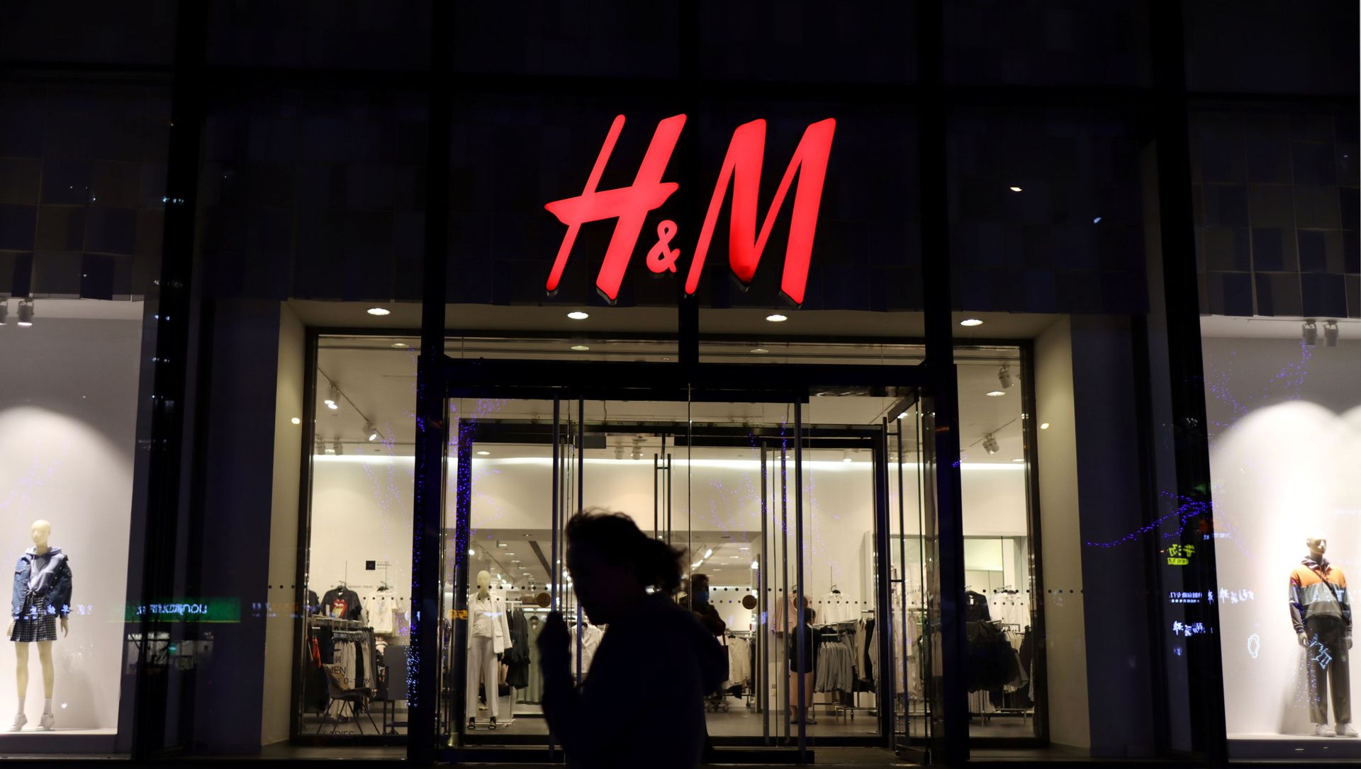 A woman walks past a store of the Swedish fashion retailer H&M at a shopping mall in Beijing, China March 24, 2021 A woman walks past a store of the Swedish fashion retailer H&M at a shopping mall in Beijing, China March 24, 2021 - Sputnik International, 1920, 25.03.2021