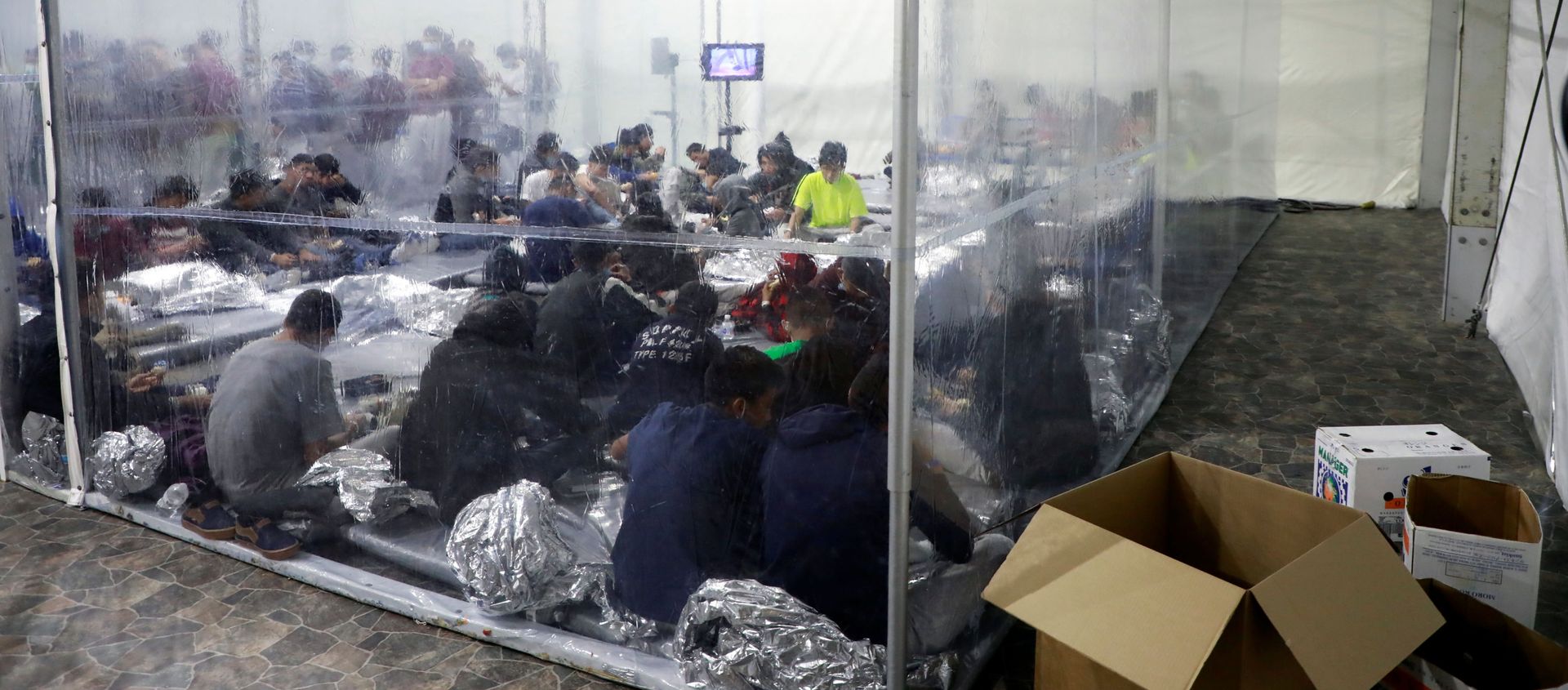Migrants sit inside a temporary processing facility for migrants, including unaccompanied minors, in Donna, Texas, U.S. March 17, 2021 Migrants sit inside a temporary processing facility for migrants, including unaccompanied minors, in Donna, Texas, U.S. March 17, 2021 - Sputnik International, 1920, 25.03.2021