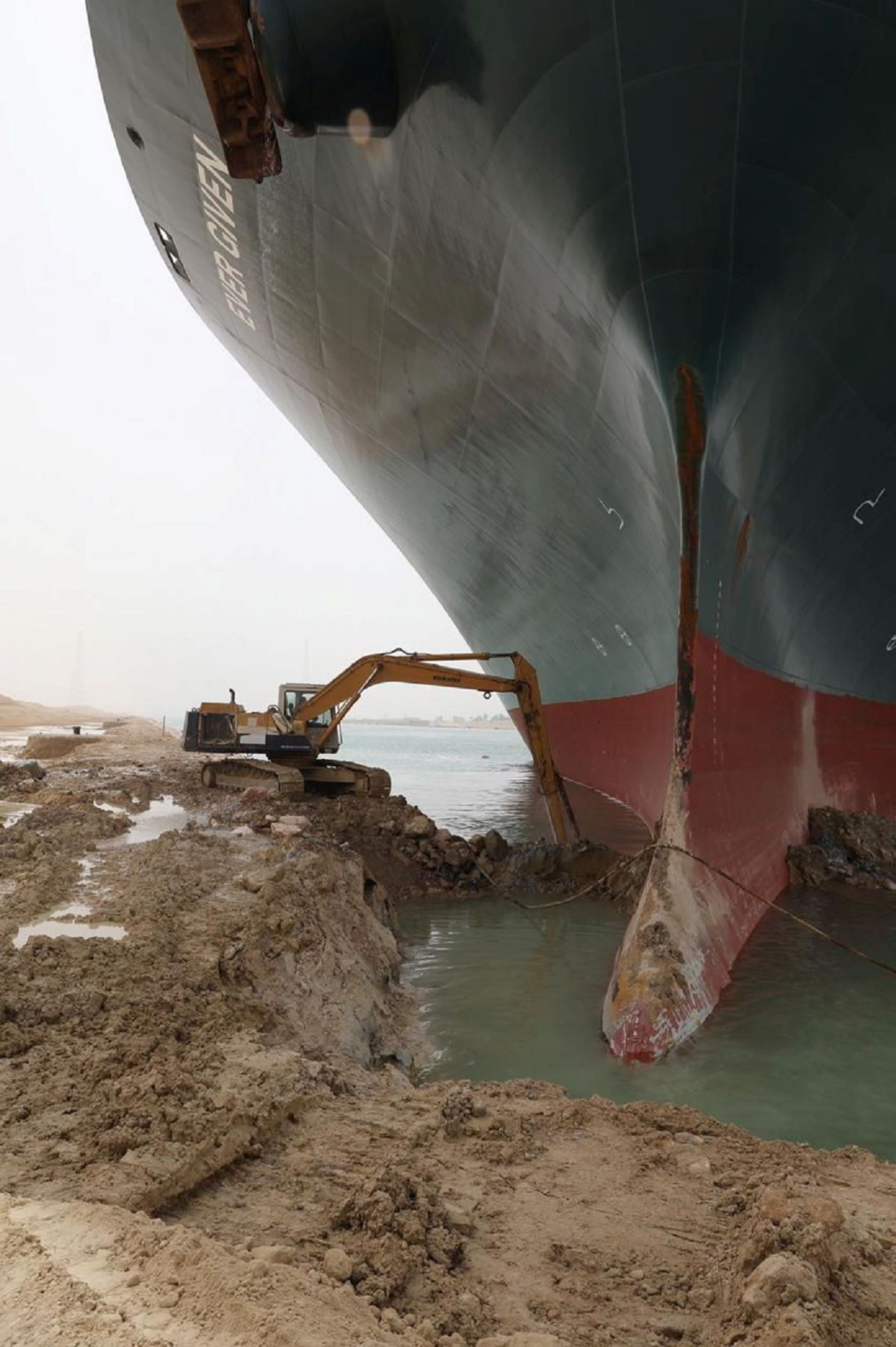 Ever Given Owner Apologizes as Officials Say It May Take Weeks to Refloat Vessel Stuck in Suez Canal - Sputnik International, 1920, 26.03.2021