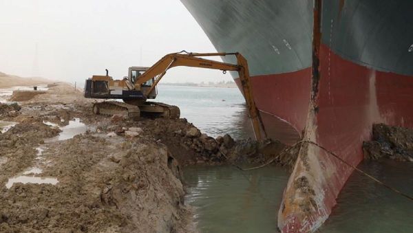 An excavator attempts to free stranded container ship Ever Given, one of the world's largest container ships, after it ran aground, in the Suez Canal, Egypt 25 March 2021. An excavator attempts to free stranded container ship Ever Given, one of the world's largest container ships, after it ran aground, in the Suez Canal, Egypt 25 March 2021. - Sputnik International