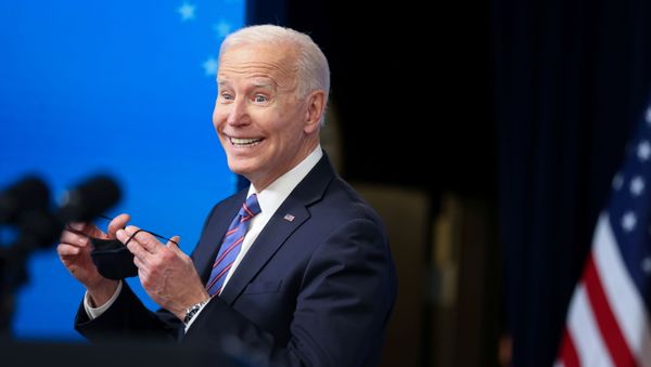 U.S. President Biden returns to the podium for his mask after signing an Equal Pay Day for women proclamation at the White House in Washington - Sputnik International
