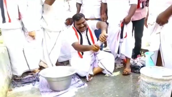 AIADMK candidate Thanga Kathiravan, who is contesting from Nagapattinam constituency, had to wash clothes - Sputnik International