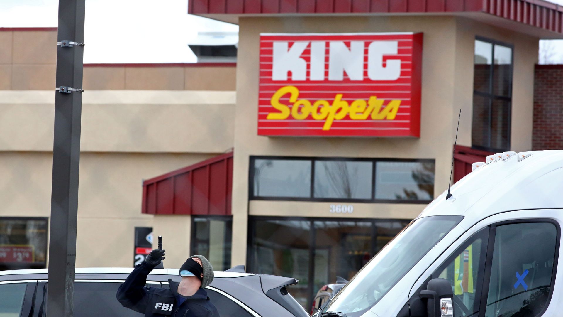 An FBI agent surveys the site of a mass shooting at a King Soopers grocery store in Boulder, Colorado, U.S. March 23, 2021. An FBI agent surveys the site of a mass shooting at a King Soopers grocery store in Boulder, Colorado, U.S. March 23, 2021. - Sputnik International, 1920, 25.03.2021