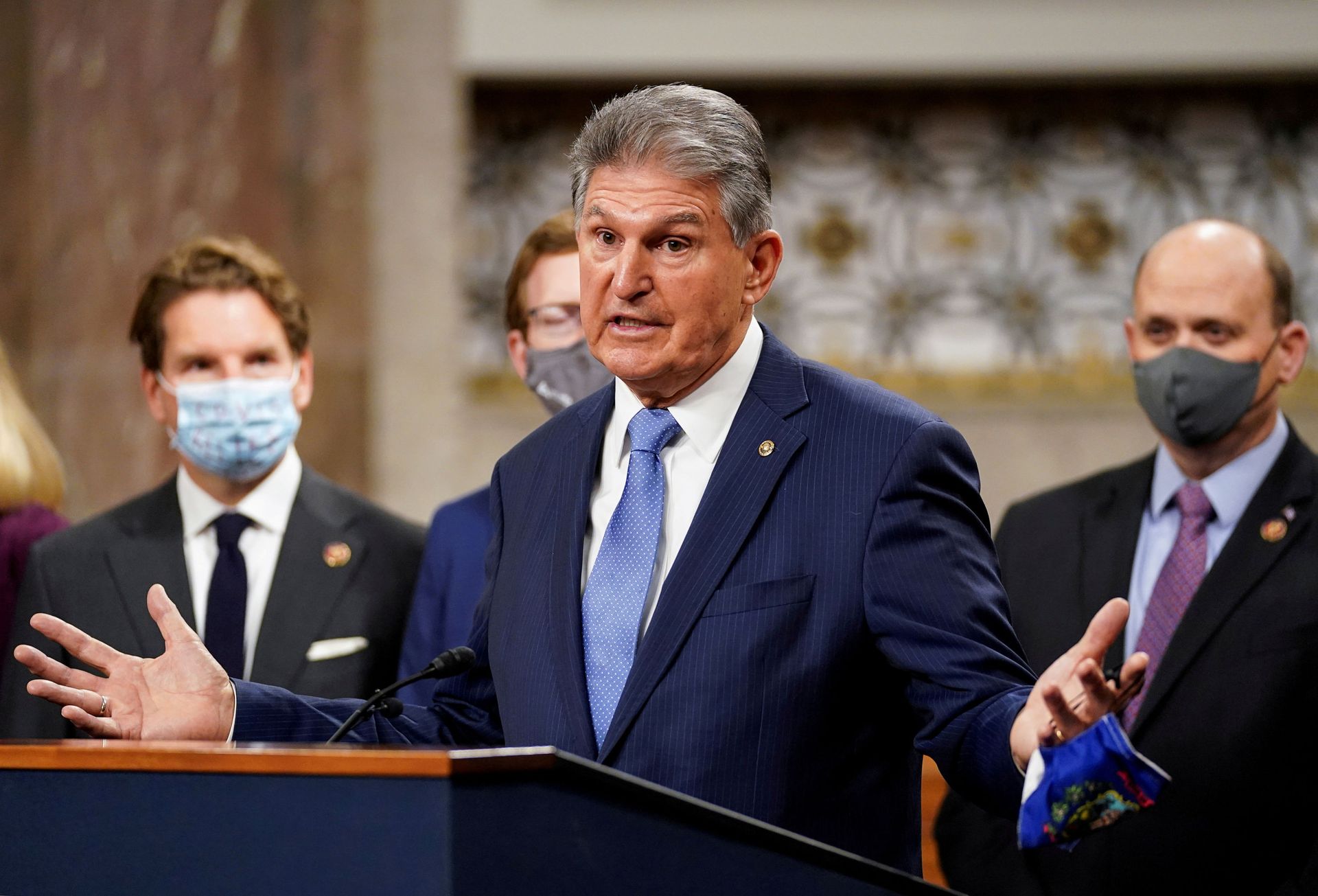 U.S. Senator Joe Manchin (D-WVA) removes his mask to speak as bipartisan members of the Senate and House gather to announce a framework for fresh coronavirus disease (COVID-19) relief legislation at a news conference on Capitol Hill in Washington, U.S., December 1, 2020 - Sputnik International, 1920, 07.10.2021