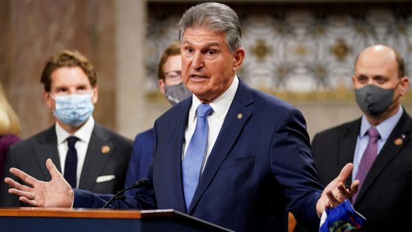 U.S. Senator Joe Manchin (D-WVA) removes his mask to speak as bipartisan members of the Senate and House gather to announce a framework for fresh coronavirus disease (COVID-19) relief legislation at a news conference on Capitol Hill in Washington, U.S., December 1, 2020 - Sputnik International