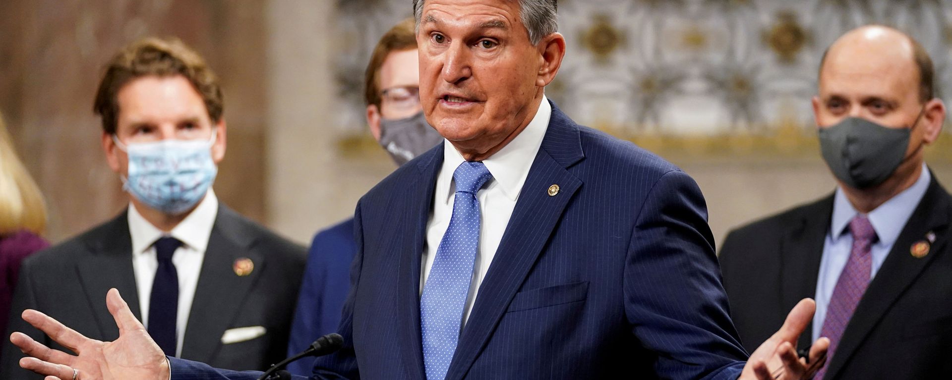 U.S. Senator Joe Manchin (D-WVA) removes his mask to speak as bipartisan members of the Senate and House gather to announce a framework for fresh coronavirus disease (COVID-19) relief legislation at a news conference on Capitol Hill in Washington, 1 December 2020 - Sputnik International, 1920, 04.09.2021