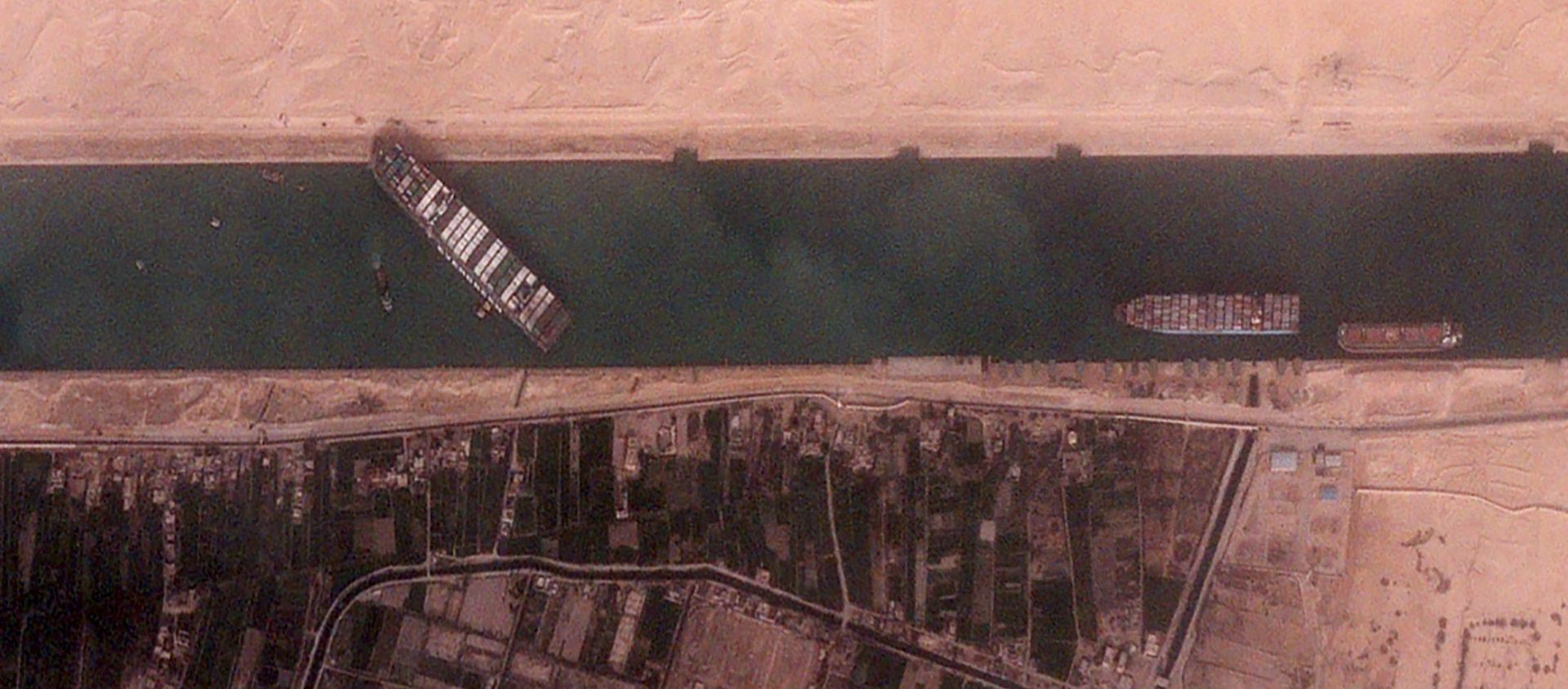The 400-meter, 224,000-tonne Ever Given container ship, leased by Taiwan's Evergreen Marine Corp, blocks Egypt's Suez Canal in a BlackSky satellite image taken at 15:30 local time, 25 March 2021 - Sputnik International, 1920, 27.03.2021
