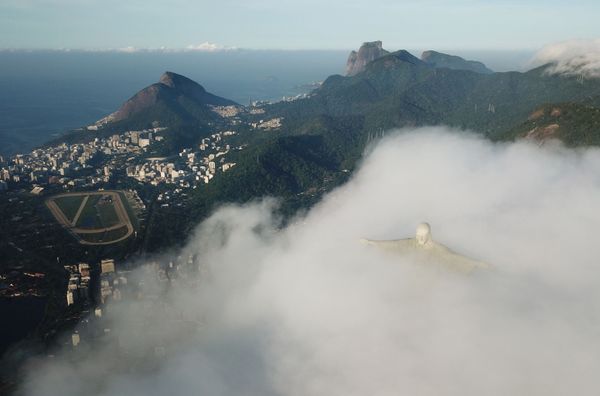 Rising High Above The Clouds: Restoration of the Christ the Redeemer Statue in Brazil Rising High Above The Clouds: Restoration of the Christ the Redeemer Statue in Brazil - Sputnik International