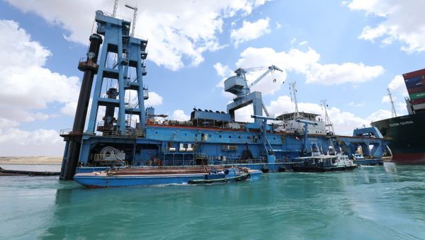 A dredger attempts to free stranded container ship Ever Given, one of the world's largest container ships, after it ran aground, in Suez Canal, Egypt March 26, 2021 - Sputnik International