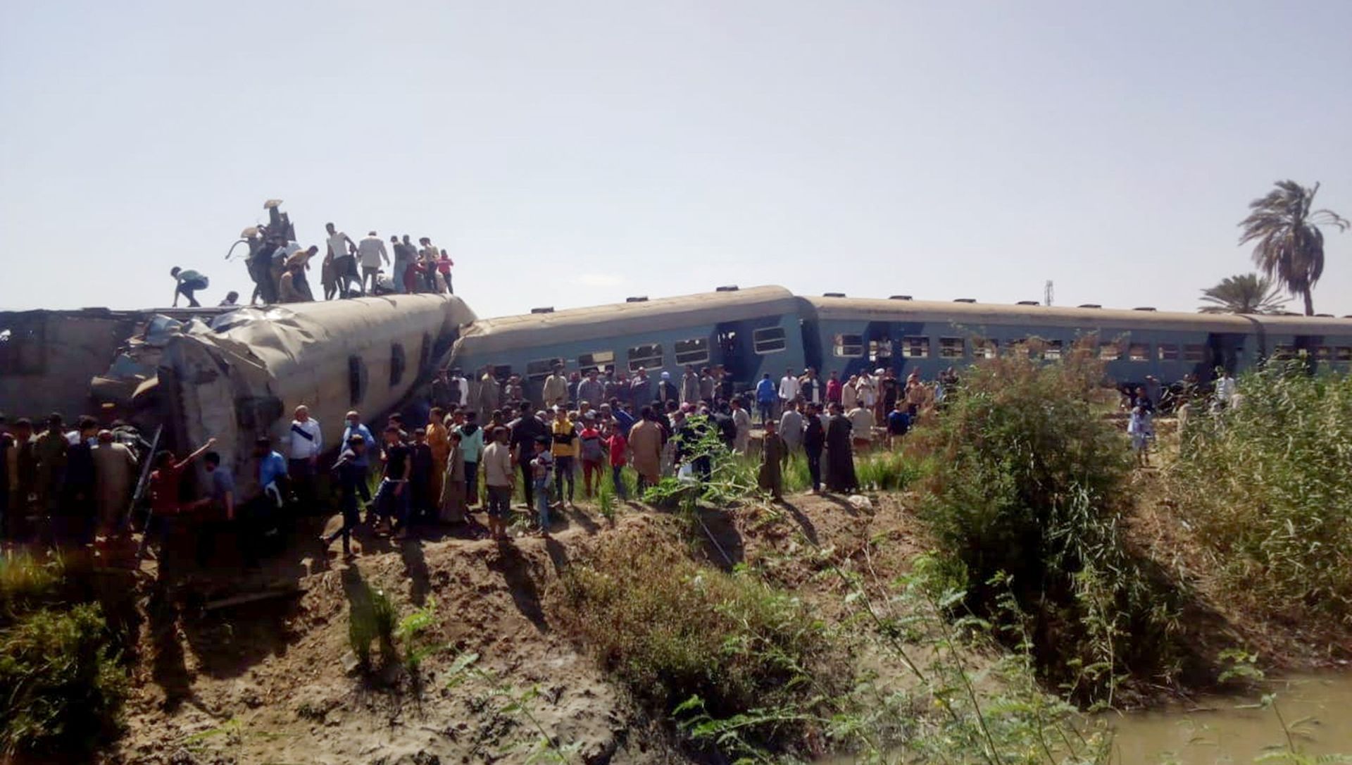 People inspect the damage after two trains have collided near the city of Sohag, Egypt, March 26, 2021 People inspect the damage after two trains have collided near the city of Sohag, Egypt, March 26, 2021 - Sputnik International, 1920, 26.03.2021
