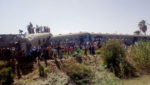 People inspect the damage after two trains have collided near the city of Sohag, Egypt, March 26, 2021 - Sputnik International