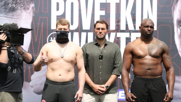 Alexander Povetkin (left) and Dillian Whyte flank boxing promoter Eddie Hearn in Gibraltar - Sputnik International