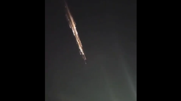 The second stage of a SpaceX Falcon 9 rocket burns up during reentry over the US Pacific Northwest on March 25, 2021 - Sputnik International