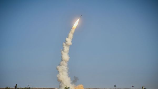 Russian S-400 air defence system launches missile during drills - Sputnik International