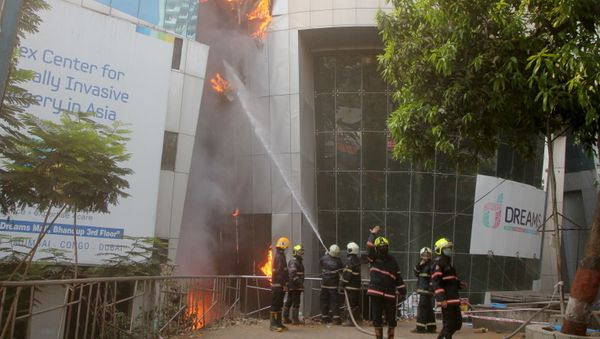 Firefighters try to douse a fire that broke out at a coronavirus disease (COVID-19) hospital in Mumbai, India, March 26, 2021.  - Sputnik International
