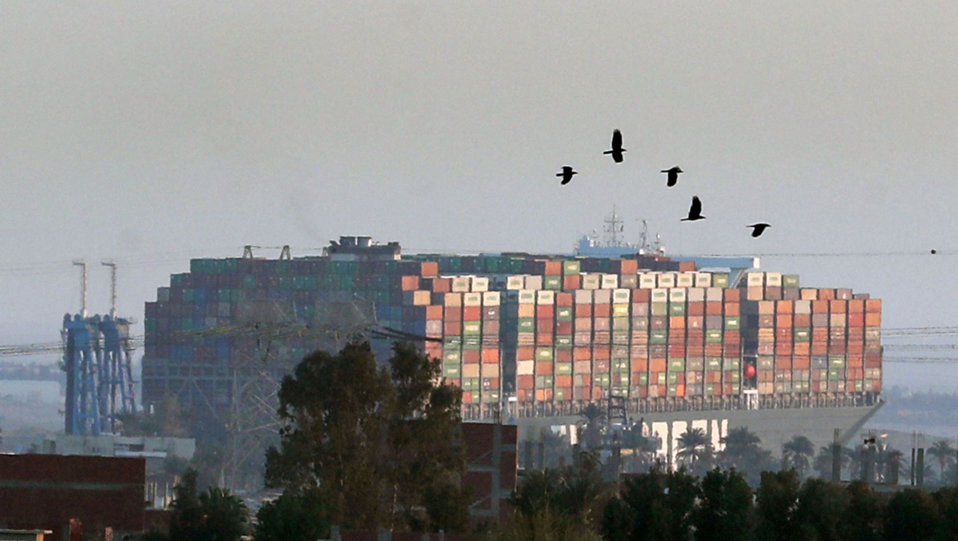 Stranded container ship Ever Given, one of the world's largest container ships, is seen after it ran aground, in Suez Canal, Egypt March 26, 2021. Stranded container ship Ever Given, one of the world's largest container ships, is seen after it ran aground, in Suez Canal, Egypt March 26, 2021. - Sputnik International, 1920, 27.03.2021