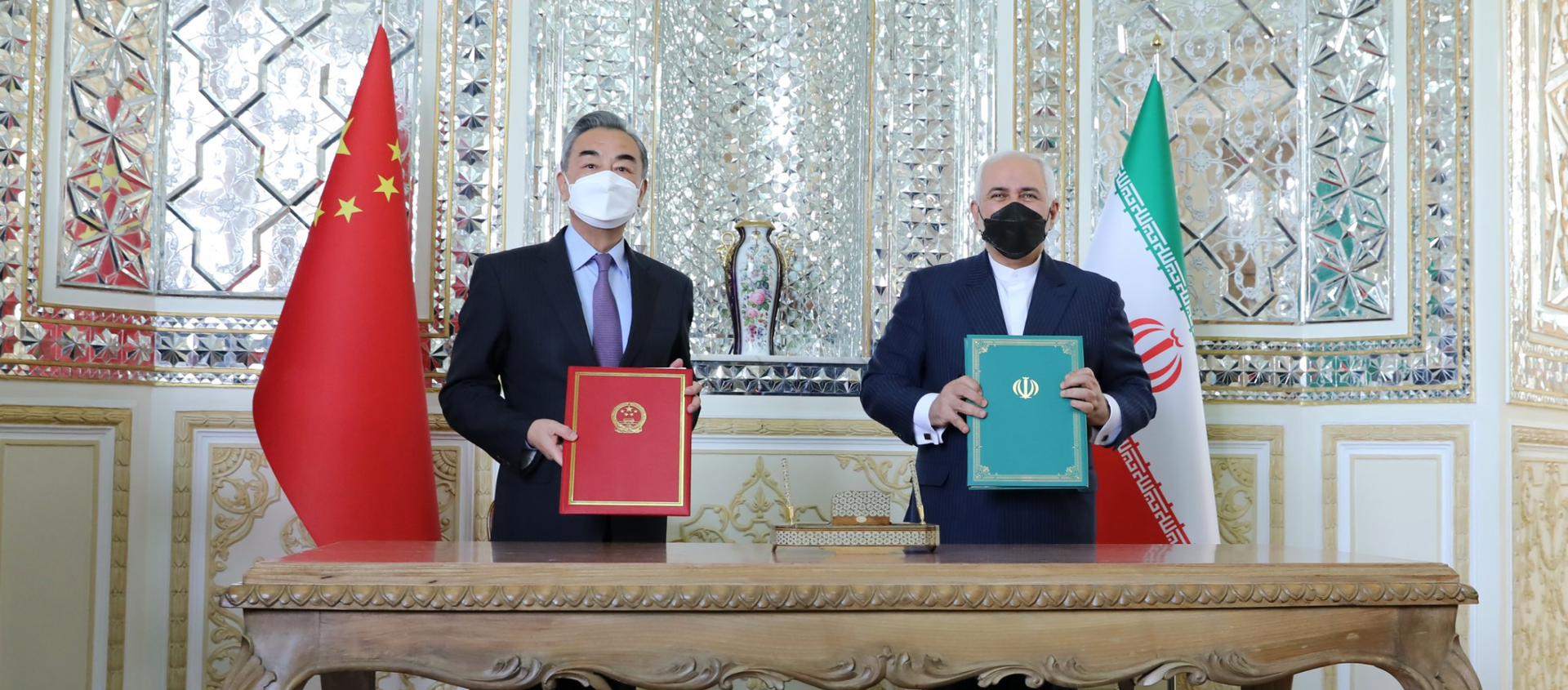 Chinese Foreign Minister Wang Yi and Iranian Foreign Minister Mohammad Javad Zarif sign 'historic' 25-year strategic partnership roadmap. Chinese Foreign Minister Wang Yi and Iranian Foreign Minister Mohammad Javad Zarif sign 'historic' 25-year strategic partnership roadmap. - Sputnik International, 1920, 27.03.2021