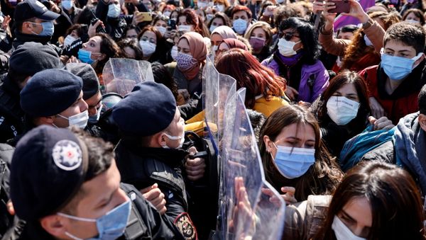 Activists scuffle with riot police as they are stopped in front of a police barricade to prevent them from attending a gathering to protest against Turkey's withdrawal from Istanbul Convention, an international accord designed to protect women, in Istanbul, Turkey March 27, 2021.  - Sputnik International
