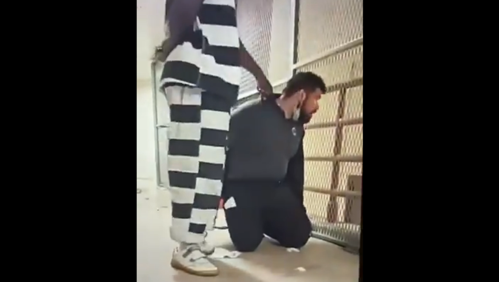 Screenshot from the video allegedly showing an inmate at Oklahoma County Detention Centre taking a corrections officer hostage Screenshot from the video allegedly showing an inmate at Oklahoma County Detention Centre taking a corrections officer hostage - Sputnik International, 1920, 28.03.2021
