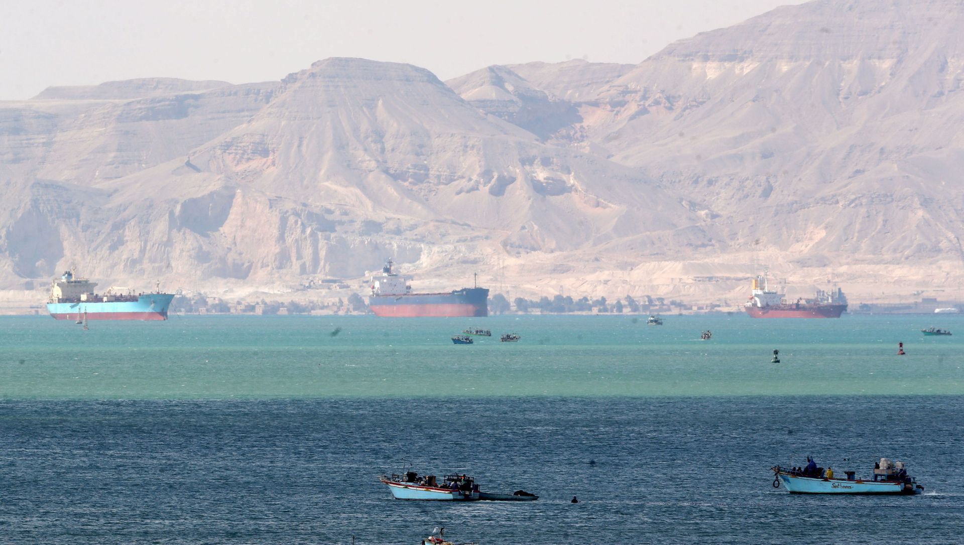 Ships and boats are seen at the entrance of Suez Canal, which was blocked by stranded container ship Ever Given that ran aground, Egypt March 28, 2021. REUTERS/Mohamed Abd El Ghany Ships and boats are seen at the entrance of Suez Canal, which was blocked by stranded container ship Ever Given that ran aground, Egypt March 28, 2021. REUTERS/Mohamed Abd El Ghany - Sputnik International, 1920, 30.03.2021
