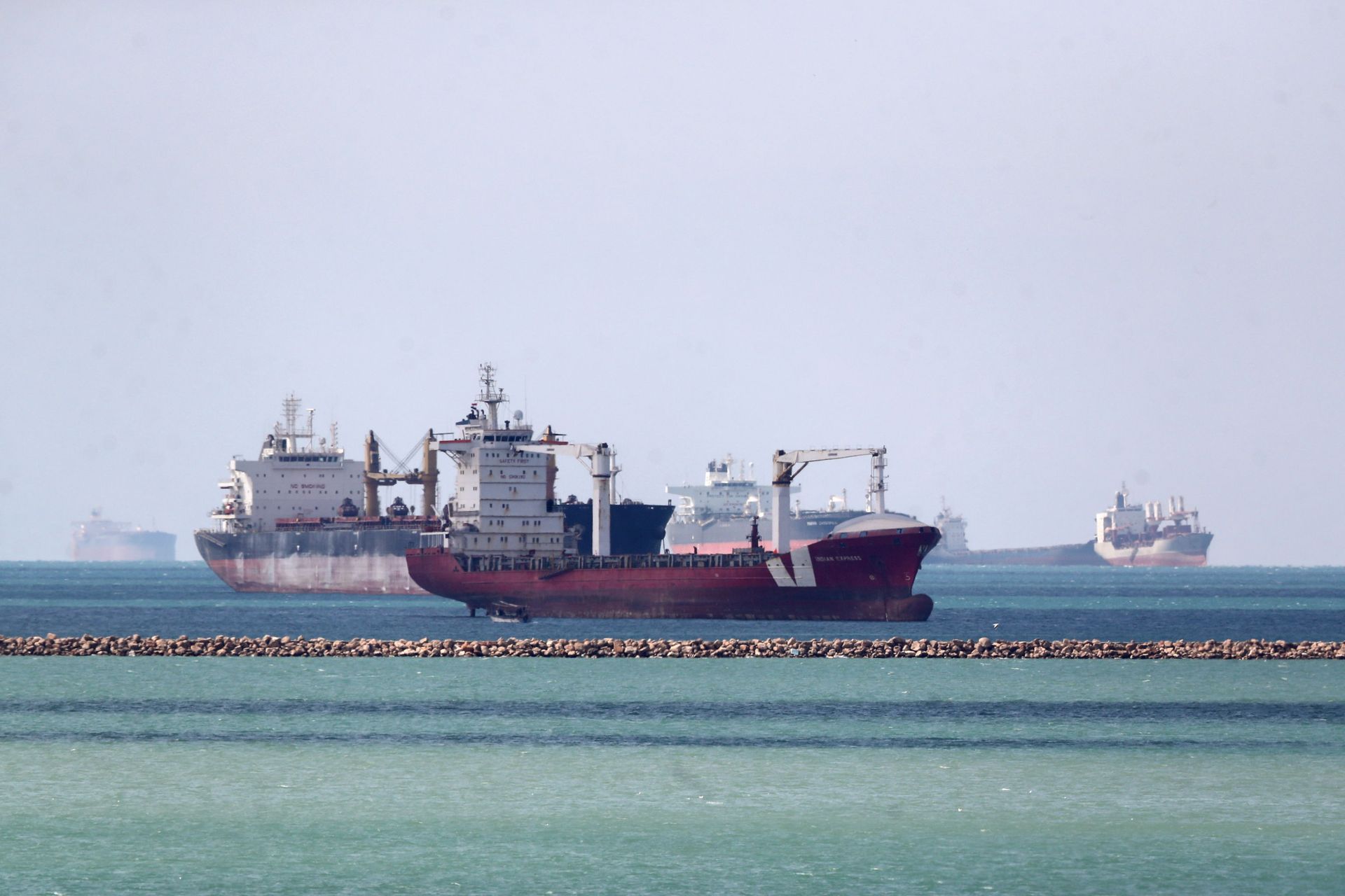 ‘Ripple Effect’ Cited Amid Fears UK Prices Will Soar as 'Beached' Cargo Vessel Blocks Suez Canal - Sputnik International, 1920, 28.03.2021
