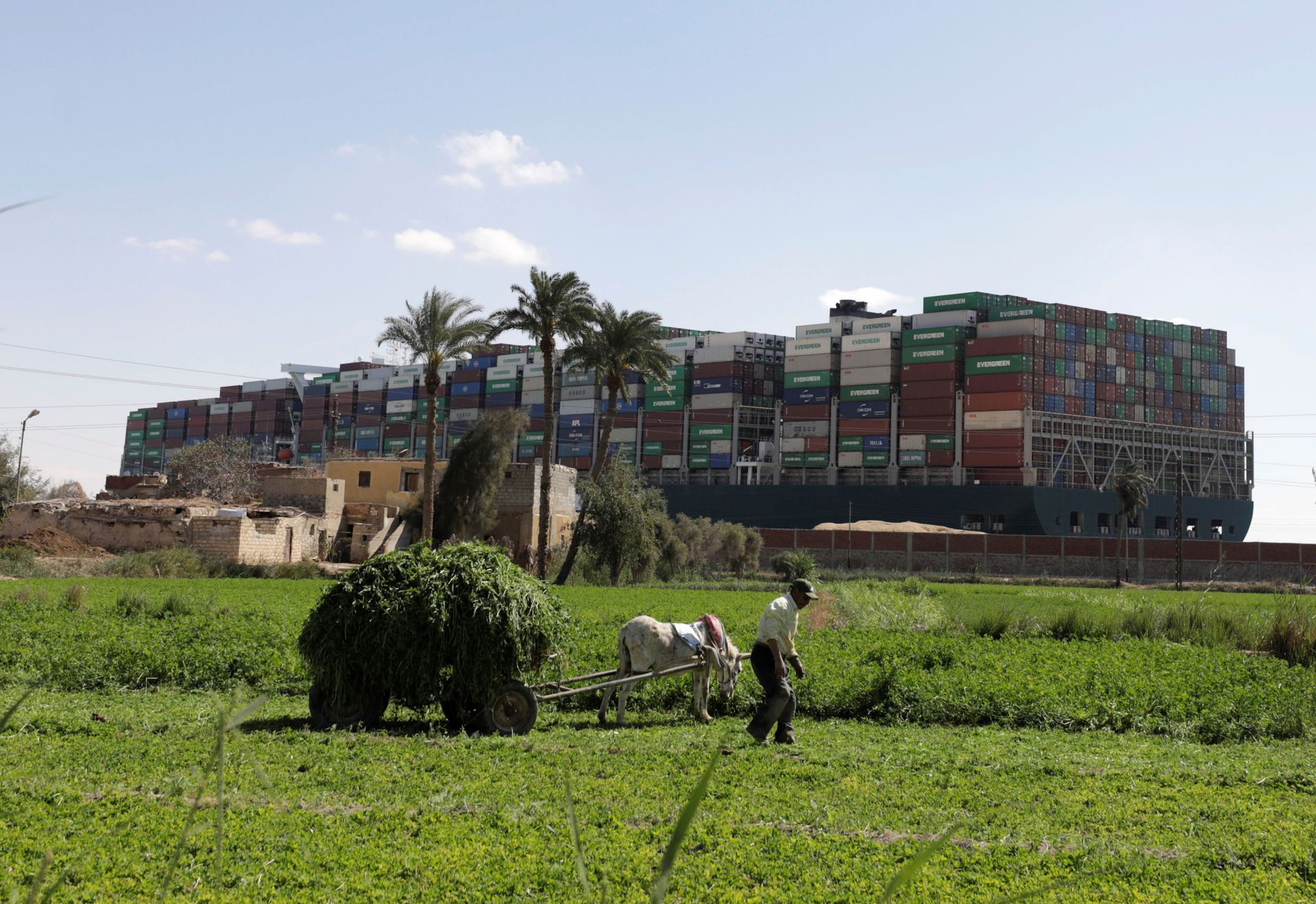 ‘Ripple Effect’ Cited Amid Fears UK Prices Will Soar as 'Beached' Cargo Vessel Blocks Suez Canal - Sputnik International, 1920, 28.03.2021