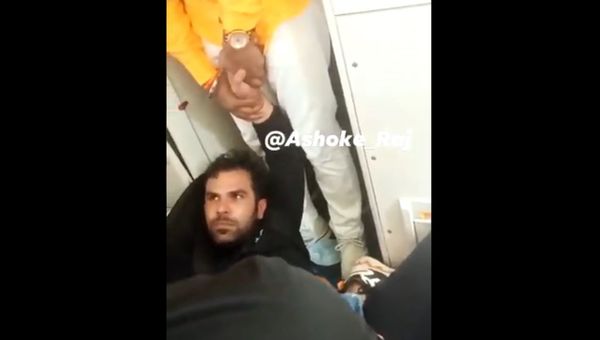 Indian Passenger Tries to Open Emergency Exit Door Mid-Flight, Gets Arrested – Video - Sputnik International