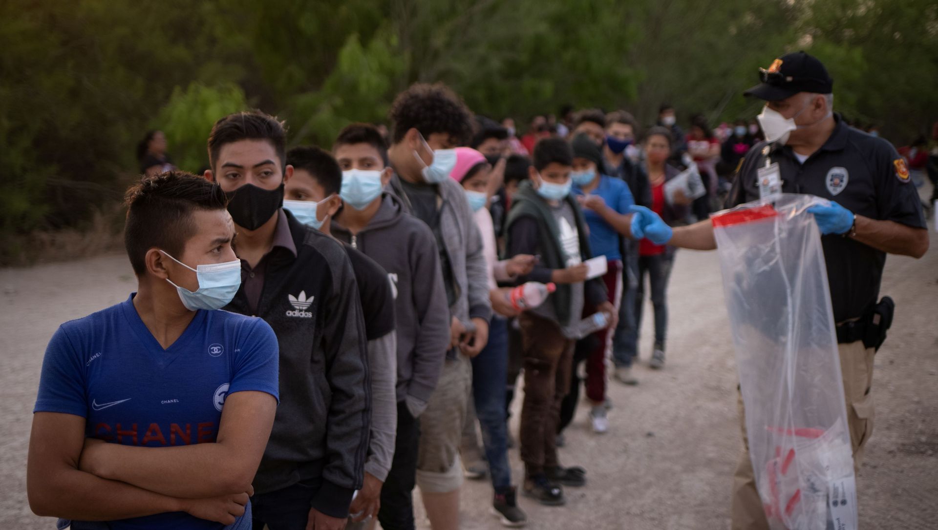 Unaccompanied minors from Central America line up to be transported by US Customs Border Protection officials, after crossing the Rio Grande river into the United States from Mexico on rafts in Penitas, Texas, US, 26 March 2021. Unaccompanied minors from Central America line up to be transported by US Customs Border Protection officials, after crossing the Rio Grande river into the United States from Mexico on rafts in Penitas, Texas, US, 26 March 2021. - Sputnik International, 1920, 31.03.2021