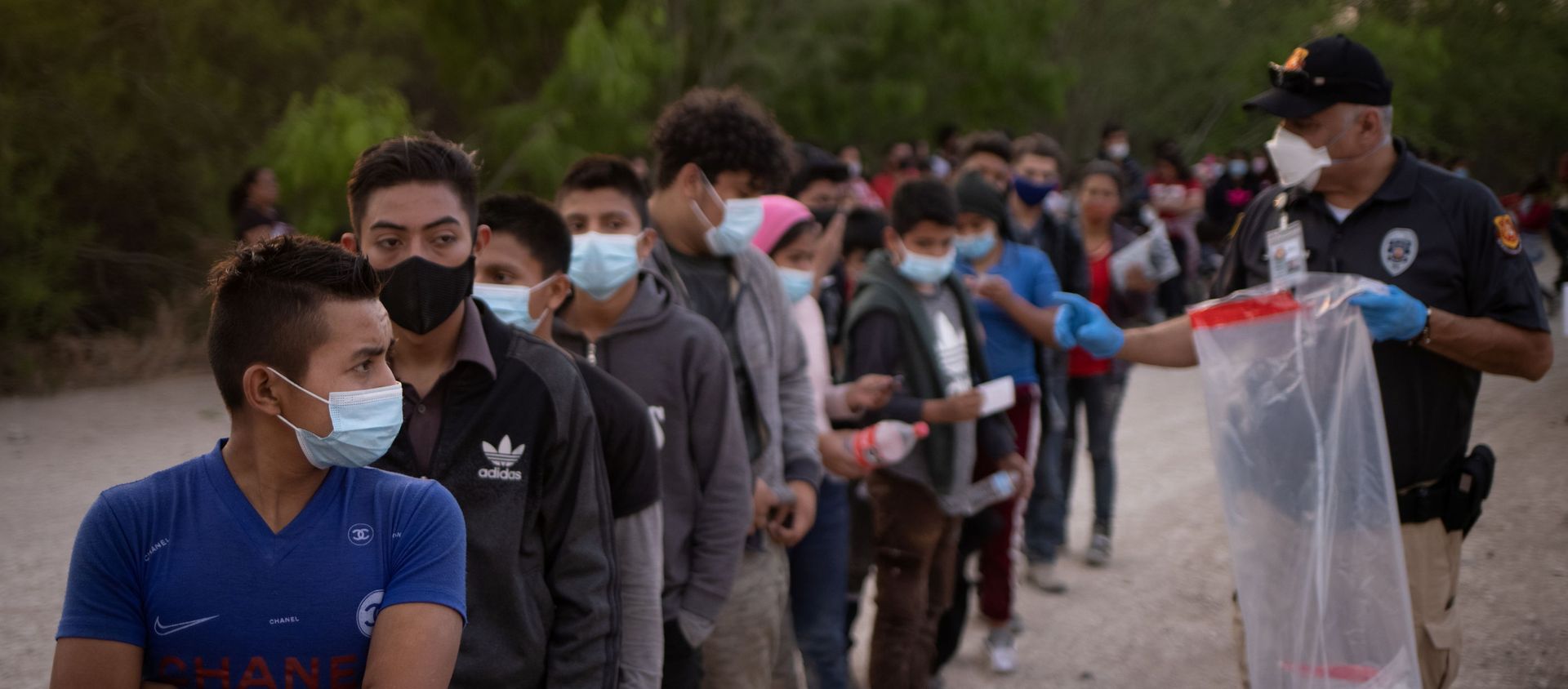 Unaccompanied minors from Central America line up to be transported by US Customs Border Protection officials, after crossing the Rio Grande river into the United States from Mexico on rafts in Penitas, Texas, US, 26 March 2021. Unaccompanied minors from Central America line up to be transported by US Customs Border Protection officials, after crossing the Rio Grande river into the United States from Mexico on rafts in Penitas, Texas, US, 26 March 2021. - Sputnik International, 1920, 31.03.2021