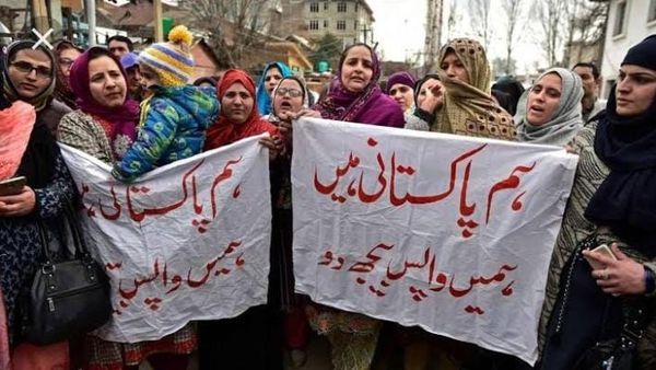 Pakistan origin-women holding a protest in Srinagar demanding from Indian authorities to deport them to Pakistan.  - Sputnik International