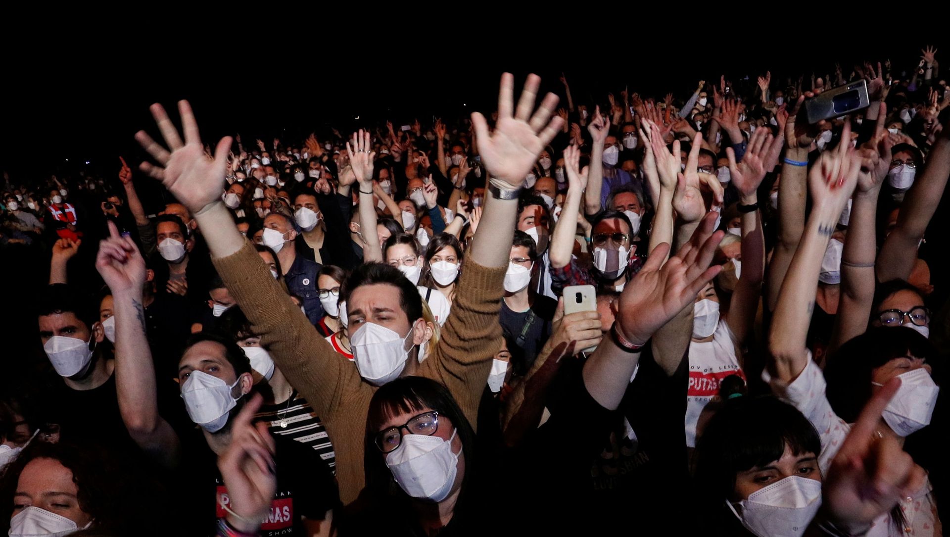 People wearing protective masks attend a concert of Love of Lesbian at the Palau Sant Jordi, the first massive concert since the beginning of the coronavirus disease (COVID-19) pandemic in Barcelona, Spain, March 27, 2021. People wearing protective masks attend a concert of Love of Lesbian at the Palau Sant Jordi, the first massive concert since the beginning of the coronavirus disease (COVID-19) pandemic in Barcelona, Spain, March 27, 2021. - Sputnik International, 1920, 28.03.2021