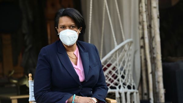 Washington Mayor Muriel Bowser takes part in a discussion about the effects of the COVID-19 coronavirus disease pandemic on workers during a visit to Hook Hall Helps, a COVID-19 relief effort that organizes and distributes prepared meals and care kits to local hospitality workers whose jobs have been impacted by pandemic-related shutdowns and restrictions, in Washington, U.S., March 8, 2021.  - Sputnik International