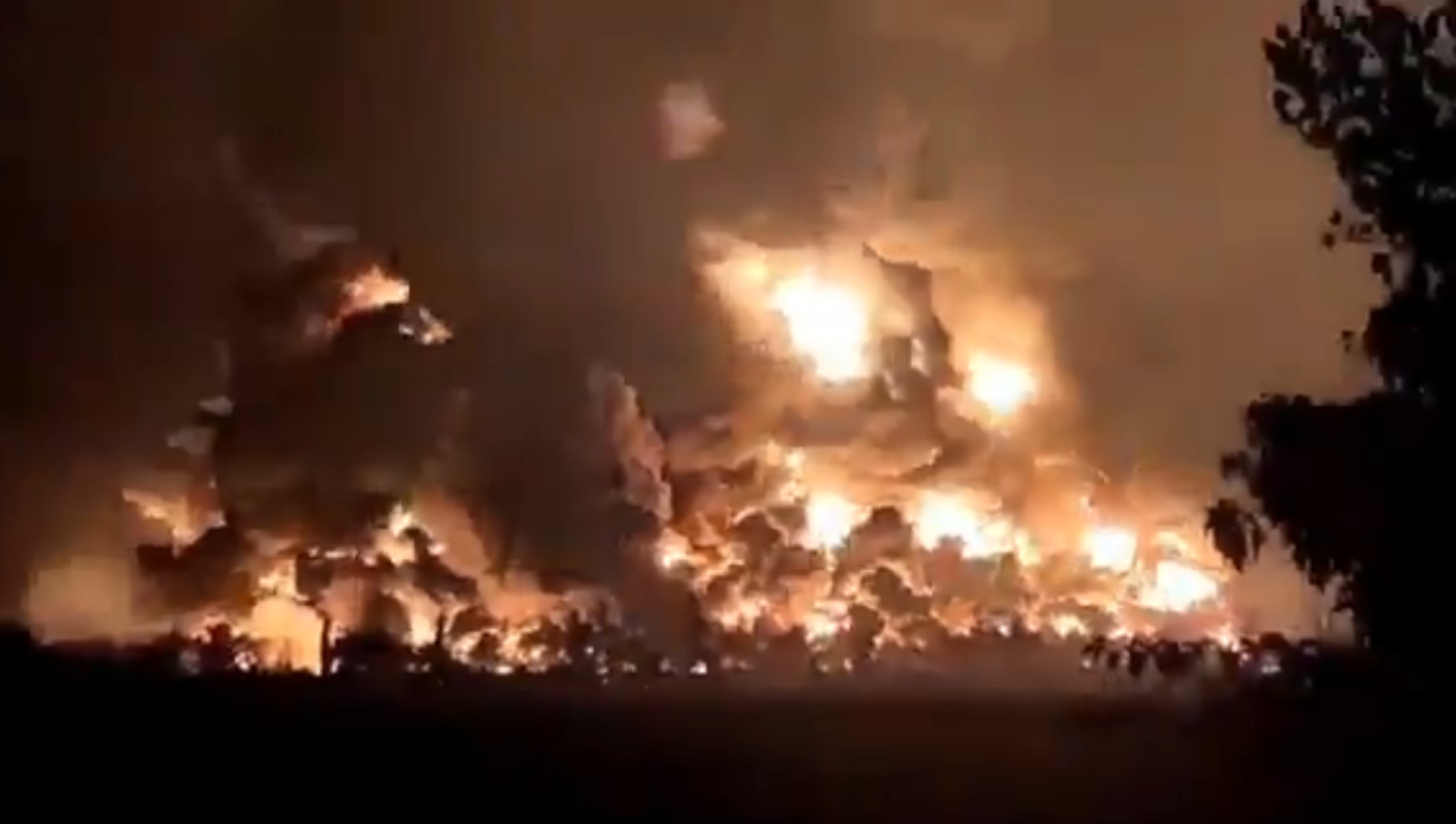 Screenshot from a video showing the moment of a massive explosion hitting Balongan oil refinery in Indramayu region, Indonesia Screenshot from a video showing the moment of a massive explosion hitting Balongan oil refinery in Indramayu region, Indonesia - Sputnik International, 1920, 28.03.2021