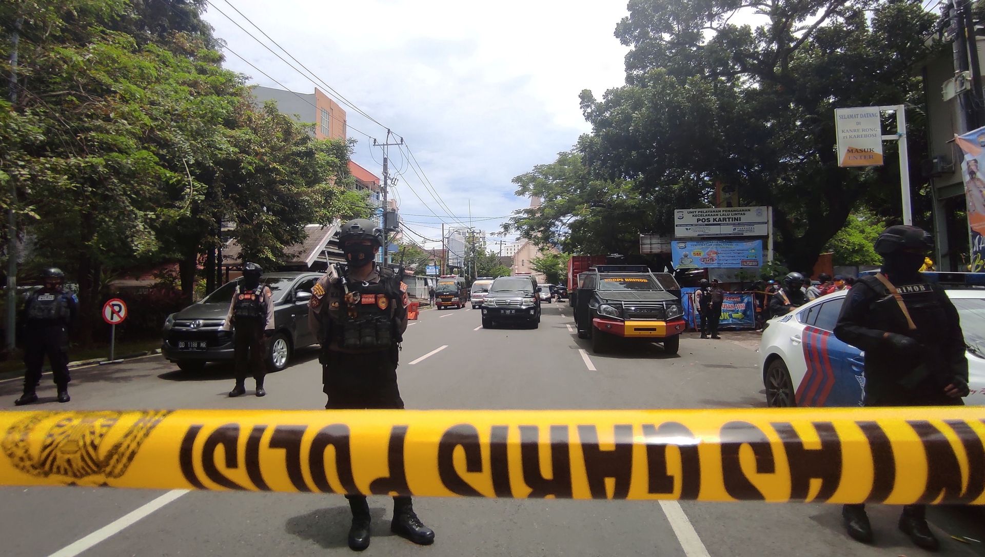 Armed police officers stand guard along a closed road following an explosion outside a Catholic church in Makassar, South Sulawesi province, Indonesia, March 28, 2021. Armed police officers stand guard along a closed road following an explosion outside a Catholic church in Makassar, South Sulawesi province, Indonesia, March 28, 2021. - Sputnik International, 1920, 29.03.2021
