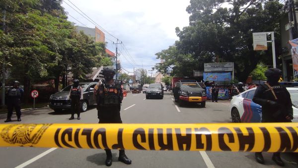 Armed police officers stand guard along a closed road following an explosion outside a Catholic church in Makassar, South Sulawesi province, Indonesia, March 28, 2021.  - Sputnik International