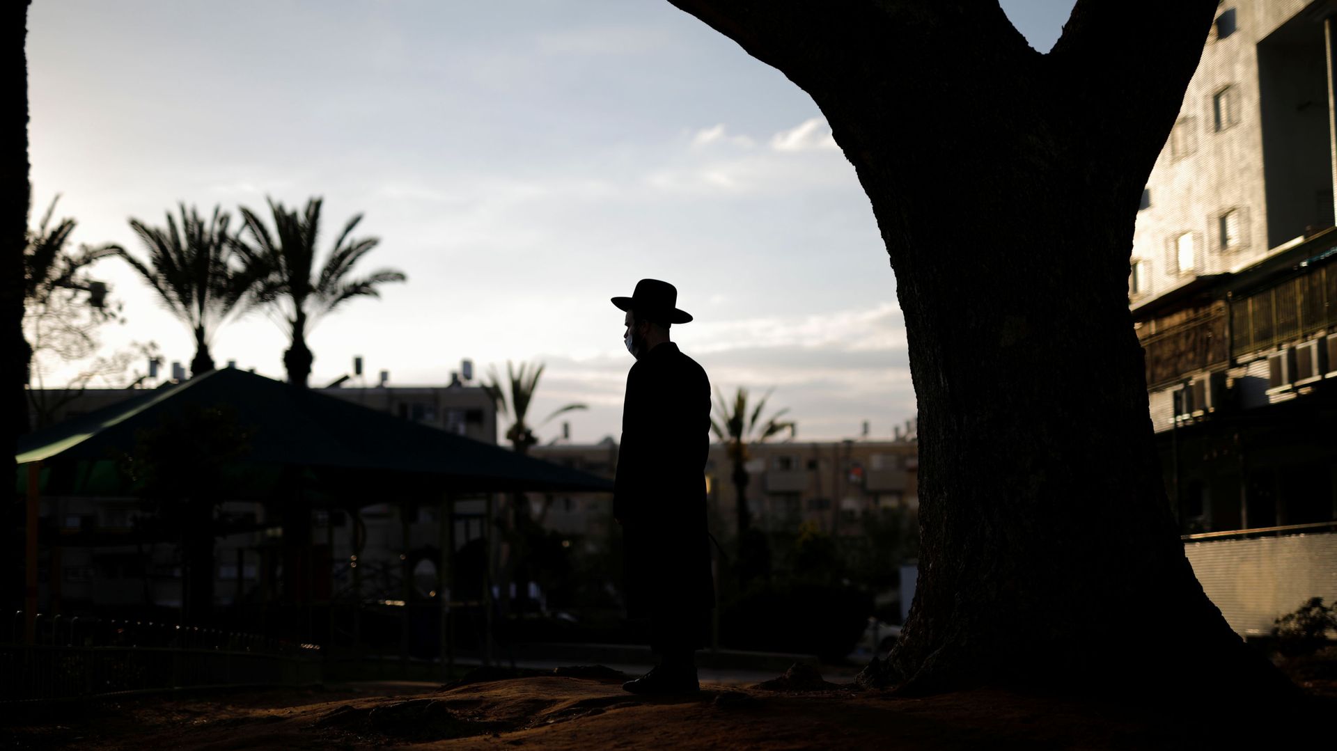 An ultra-Orthodox Jewish man looks on as others dip cooking utensils in boiling water to remove remains of leaven in preparation for the upcoming Jewish holiday of Passover as the country begins to emerge from coronavirus disease (COVID-19) pandemic closures due to it's rapid vaccine roll-out, in Ashdod, Israel March 25, 2021. An ultra-Orthodox Jewish man looks on as others dip cooking utensils in boiling water to remove remains of leaven in preparation for the upcoming Jewish holiday of Passover as the country begins to emerge from coronavirus disease (COVID-19) pandemic closures due to it's rapid vaccine roll-out, in Ashdod, Israel March 25, 2021. - Sputnik International, 1920, 29.03.2021